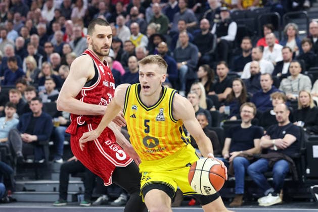 Sam Griesel (Alba Berlin, 05) mit Daniel Keppeler (BMA365 Bamberg Baskets, 31), GER, BMA365 Bamberg Baskets vs. Alba Berlin, Basketball, BBL Pokal, BMW TOP FOUR, Finale, Saison 2025 2026, 22.02.2026, GER, BMA365 Bamberg Baskets vs. Alba Berlin, Basketball, BBL Pokal, BMW TOP FOUR, Finale, Saison 2025 2026, 22.02.2026 Muenchen Copyright: xEibner-Pressefoto JennixMaulx EP_JML