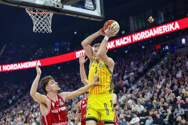 Sam Griesel (Alba Berlin, 05) mit Zachary Ensminger (BMA365 Bamberg Baskets, 01), GER, BMA365 Bamberg Baskets vs. Alba Berlin, Basketball, BBL Pokal, BMW TOP FOUR, Finale, Saison 2025 2026, 22.02.2026, GER, BMA365 Bamberg Baskets vs. Alba Berlin, Basketball, BBL Pokal, BMW TOP FOUR, Finale, Saison 2025 2026, 22.02.2026 Muenchen Copyright: xEibner-Pressefoto JennixMaulx EP_JML