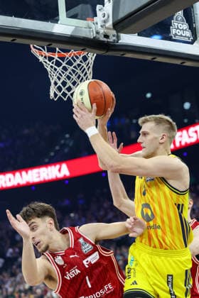 Sam Griesel (Alba Berlin, 05) mit Zachary Ensminger (BMA365 Bamberg Baskets, 01), GER, BMA365 Bamberg Baskets vs. Alba Berlin, Basketball, BBL Pokal, BMW TOP FOUR, Finale, Saison 2025 2026, 22.02.2026, GER, BMA365 Bamberg Baskets vs. Alba Berlin, Basketball, BBL Pokal, BMW TOP FOUR, Finale, Saison 2025 2026, 22.02.2026 Muenchen Copyright: xEibner-Pressefoto JennixMaulx EP_JML