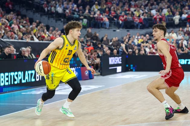 Bennet Hundt (Alba Berlin, 33) mit Zachary Ensminger (BMA365 Bamberg Baskets, 01), GER, BMA365 Bamberg Baskets vs. Alba Berlin, Basketball, BBL Pokal, BMW TOP FOUR, Finale, Saison 2025 2026, 22.02.2026, GER, BMA365 Bamberg Baskets vs. Alba Berlin, Basketball, BBL Pokal, BMW TOP FOUR, Finale, Saison 2025 2026, 22.02.2026 Muenchen Copyright: xEibner-Pressefoto JennixMaulx EP_JML