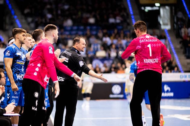 Misha Kaufmann, (TVB Stuttgart, Trainer Coach), begluewuenscht Mateusz Kornecki, (TVB Stuttgart, 01, Torwart). TVB Stuttgart vs. TSV Hannover Burgdorf, DAIKIN Handballbundesliga, 22. Spieltag, Saison 2025 2026, 22.02.2026 Eibner-Pressefoto Andreas Ulmer TVB Stuttgart vs. TSV Hannover Burgdorf, DAIKIN Handballbundesliga, 22. Spieltag, Saison 2025 2026, 22.02.2026 Stuttgart Copyright: xEibner-Pressefoto AndreasxUlmerx EP_AUR