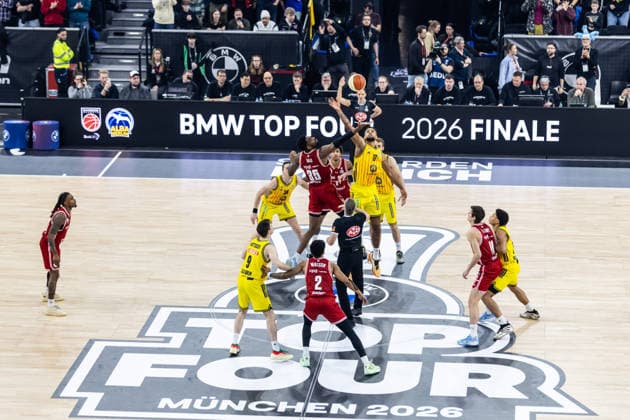 GER, BMW Top Four, Basketball BBL Pokal, Finale, BMA365 Bamberg Baskets - ALBA Berlin. 22.02.2026, SAP Garden, München, GER, BMW Top Four, Basketball BBL Pokal, Finale, BMA365 Bamberg Baskets - ALBA Berlin. Tipp off, Ejiofor Onu (BMA365 Bamberg Baskets, 35), Norris Agbakoko (ALBA Berlin 17) Foto Alexander Trienitz München SAP Garden Bayern Deutschland