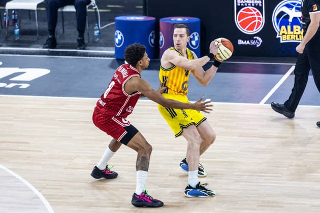 GER, BMW Top Four, Basketball BBL Pokal, Finale, BMA365 Bamberg Baskets - ALBA Berlin. 22.02.2026, SAP Garden, München, GER, BMW Top Four, Basketball BBL Pokal, Finale, BMA365 Bamberg Baskets - ALBA Berlin. Justin Bean (ALBA Berlin 34), Demarcus Demonia (BMA365 Bamberg Baskets, 8) Foto Alexander Trienitz München SAP Garden Bayern Deutschland