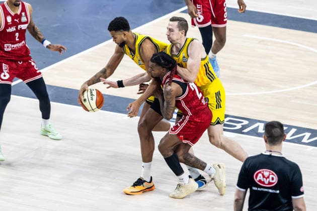 GER, BMW Top Four, Basketball BBL Pokal, Finale, BMA365 Bamberg Baskets - ALBA Berlin. 22.02.2026, SAP Garden, München, GER, BMW Top Four, Basketball BBL Pokal, Finale, BMA365 Bamberg Baskets - ALBA Berlin. Norris Agbakoko (ALBA Berlin 17), Justin Bean (ALBA Berlin 34), Cobe Williams (BMA365 Bamberg Baskets, 24) Foto Alexander Trienitz München SAP Garden Bayern Deutschland
