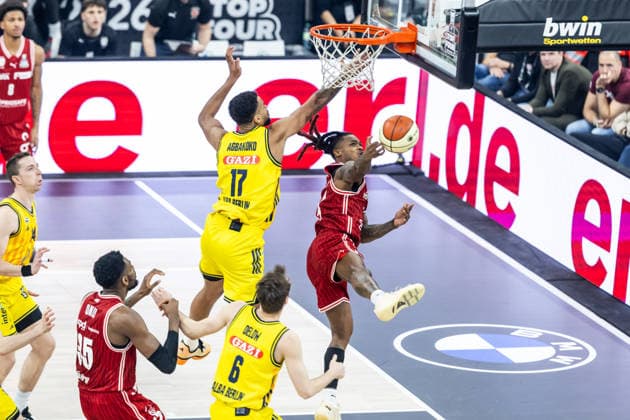 GER, BMW Top Four, Basketball BBL Pokal, Finale, BMA365 Bamberg Baskets - ALBA Berlin. 22.02.2026, SAP Garden, München, GER, BMW Top Four, Basketball BBL Pokal, Finale, BMA365 Bamberg Baskets - ALBA Berlin. Cobe Williams (BMA365 Bamberg Baskets, 24), Norris Agbakoko (ALBA Berlin 17) Foto Alexander Trienitz München SAP Garden Bayern Deutschland