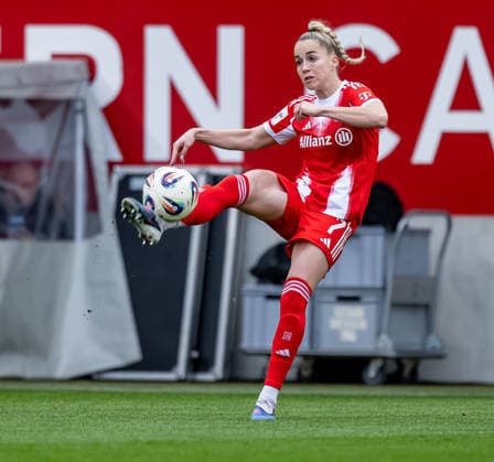 Giulia Gwinn (FC Bayern Muenchen Frauen, 07) GER, FC Bayern Muenchen Frauen vs. VfL Wolfsburg, Fussball, Google Pixel Frauen-Bundesliga, 19. Spieltag, Saison 2025 2026, 22.02.2026. (DFL DFB REGULATIONS PROHIBIT ANY USE OF PHOTOGRAPHS as IMAGE SEQUENCES and or QUASI-VIDEO). GER, FC Bayern Muenchen Frauen vs. VfL Wolfsburg, Fussball, Google Pixel Frauen-Bundesliga, 19. Spieltag, Saison 2025 2026, 22.02.2026. Muenchen Copyright: xEibner-Pressefoto HeikexFeinerx EP_HFR