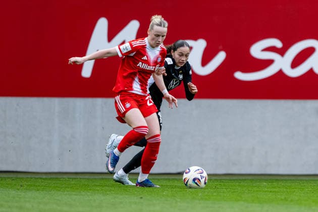 Kampf um den Ball Zweikampf zwischen Franziska Kett (FC Bayern Muenchen Frauen, 20) und Kessya Bussy (VFL Wolfsburg Frauen, 19) GER, FC Bayern Muenchen Frauen vs. VfL Wolfsburg, Fussball, Google Pixel Frauen-Bundesliga, 19. Spieltag, Saison 2025 2026, 22.02.2026. (DFL DFB REGULATIONS PROHIBIT ANY USE OF PHOTOGRAPHS as IMAGE SEQUENCES and or QUASI-VIDEO). GER, FC Bayern Muenchen Frauen vs. VfL Wolfsburg, Fussball, Google Pixel Frauen-Bundesliga, 19. Spieltag, Saison 2025 2026, 22.02.2026. Muenchen Copyright: xEibner-Pressefoto HeikexFeinerx EP_HFR