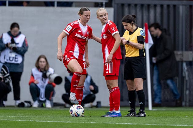 Klara Buehl (FC Bayern Muenchen Frauen, 17) und Pernille Harder (FC Bayern Muenchen Frauen, 21) beraten sich vor einem Freistoss GER, FC Bayern Muenchen Frauen vs. VfL Wolfsburg, Fussball, Google Pixel Frauen-Bundesliga, 19. Spieltag, Saison 2025 2026, 22.02.2026. (DFL DFB REGULATIONS PROHIBIT ANY USE OF PHOTOGRAPHS as IMAGE SEQUENCES and or QUASI-VIDEO). GER, FC Bayern Muenchen Frauen vs. VfL Wolfsburg, Fussball, Google Pixel Frauen-Bundesliga, 19. Spieltag, Saison 2025 2026, 22.02.2026. Muenchen Copyright: xEibner-Pressefoto HeikexFeinerx EP_HFR