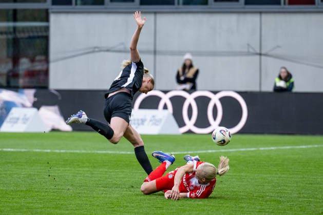 Kampf um den Ball Zweikampf zwischen Pernille Harder (FC Bayern Muenchen Frauen, 21) und Camilla Kuever (VFL Wolfsburg Frauen, 16) GER, FC Bayern Muenchen Frauen vs. VfL Wolfsburg, Fussball, Google Pixel Frauen-Bundesliga, 19. Spieltag, Saison 2025 2026, 22.02.2026. (DFL DFB REGULATIONS PROHIBIT ANY USE OF PHOTOGRAPHS as IMAGE SEQUENCES and or QUASI-VIDEO). GER, FC Bayern Muenchen Frauen vs. VfL Wolfsburg, Fussball, Google Pixel Frauen-Bundesliga, 19. Spieltag, Saison 2025 2026, 22.02.2026. Muenchen Copyright: xEibner-Pressefoto HeikexFeinerx EP_HFR