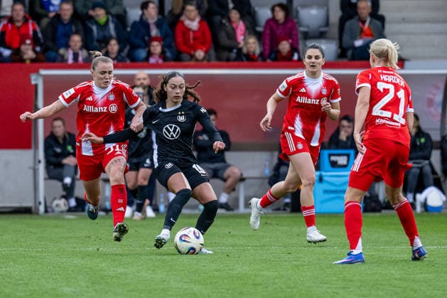 Georgia Stanway (FC Bayern Muenchen Frauen, 31) verfolgt Kessya Bussy (VFL Wolfsburg Frauen, 19) GER, FC Bayern Muenchen Frauen vs. VfL Wolfsburg, Fussball, Google Pixel Frauen-Bundesliga, 19. Spieltag, Saison 2025 2026, 22.02.2026. (DFL DFB REGULATIONS PROHIBIT ANY USE OF PHOTOGRAPHS as IMAGE SEQUENCES and or QUASI-VIDEO). GER, FC Bayern Muenchen Frauen vs. VfL Wolfsburg, Fussball, Google Pixel Frauen-Bundesliga, 19. Spieltag, Saison 2025 2026, 22.02.2026. Muenchen Copyright: xEibner-Pressefoto HeikexFeinerx EP_HFR