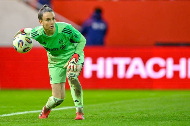 Ena MAHMUTOVIC (Torwart, Torfrau, FC Bayern Muenchen, FCB, 32) am Ball, Freisteller, Einzelbild, Aktion, Action, 22.02.2026, München (Deutschland), Fussball, Google Pixel Frauen-Bundesliga, FC Bayern München - VfL Wolfsburg, DFB DFL REGULATIONS PROHIBIT ANY USE OF PHOTOGRAPHS AS IMAGE SEQUENCES AND OR QUASI-VIDEO.