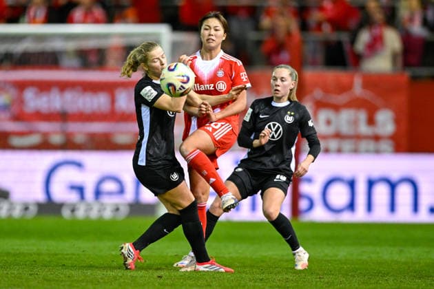 v.li.: Justine Kielland (Wolfsburg, 18) Momoko TANAKINAWA (FC Bayern Muenchen, FCB, 18) Janou Levels (Wolfsburg, 15) im Zweikampf, Duell, duel, tackle, Dynamik, Action, Aktion, 22.02.2026, München (Deutschland), Fussball, Google Pixel Frauen-Bundesliga, FC Bayern München - VfL Wolfsburg, DFB DFL REGULATIONS PROHIBIT ANY USE OF PHOTOGRAPHS AS IMAGE SEQUENCES AND OR QUASI-VIDEO.