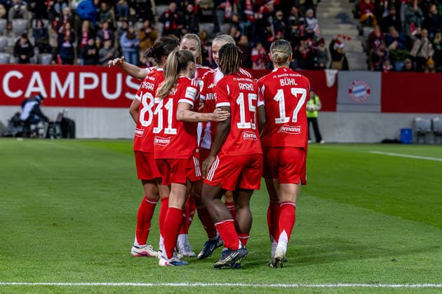 Die Bayern bejubeln mit Georgia Stanway (FC Bayern Muenchen Frauen, 31) deren Tor zum 3:1 GER, FC Bayern Muenchen Frauen vs. VfL Wolfsburg, Fussball, Google Pixel Frauen-Bundesliga, 19. Spieltag, Saison 2025 2026, 22.02.2026. (DFL DFB REGULATIONS PROHIBIT ANY USE OF PHOTOGRAPHS as IMAGE SEQUENCES and or QUASI-VIDEO). GER, FC Bayern Muenchen Frauen vs. VfL Wolfsburg, Fussball, Google Pixel Frauen-Bundesliga, 19. Spieltag, Saison 2025 2026, 22.02.2026. Muenchen Copyright: xEibner-Pressefoto HeikexFeinerx EP_HFR