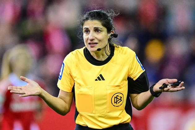 Riem Hussein (Schiedsrichterin, Referee) gibt Anweisungen, gestikuliert, mit den Armen gestikulieren, gives instructions, gesticulate, Einzelbild, Aktion, Action, 22.02.2026, München (Deutschland), Fussball, Google Pixel Frauen-Bundesliga, FC Bayern München - VfL Wolfsburg, DFB DFL REGULATIONS PROHIBIT ANY USE OF PHOTOGRAPHS AS IMAGE SEQUENCES AND OR QUASI-VIDEO.