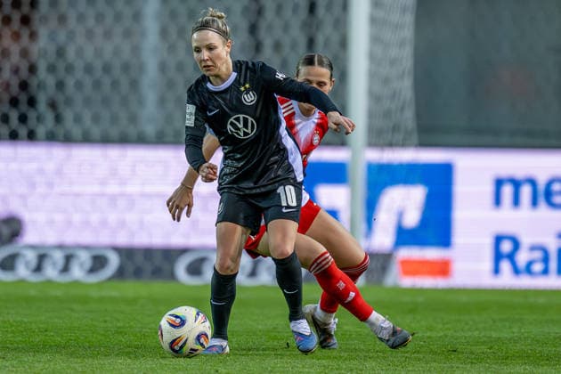 Kampf um den Ball Zweikampf zwischen Svenja Huth (VFL Wolfsburg Frauen, 10) und Klara Buehl (FC Bayern Muenchen Frauen, 17) GER, FC Bayern Muenchen Frauen vs. VfL Wolfsburg, Fussball, Google Pixel Frauen-Bundesliga, 19. Spieltag, Saison 2025 2026, 22.02.2026. (DFL DFB REGULATIONS PROHIBIT ANY USE OF PHOTOGRAPHS as IMAGE SEQUENCES and or QUASI-VIDEO). GER, FC Bayern Muenchen Frauen vs. VfL Wolfsburg, Fussball, Google Pixel Frauen-Bundesliga, 19. Spieltag, Saison 2025 2026, 22.02.2026. Muenchen Copyright: xEibner-Pressefoto HeikexFeinerx EP_HFR
