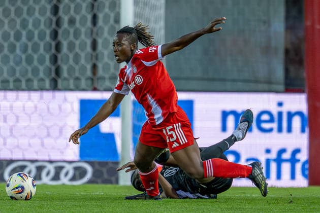 Kampf um den Ball Zweikampf zwischen Bernadette Amani (FC Bayern Muenchen Frauen, 15) und Lineth Beerensteyn (VFL Wolfsburg Frauen, 9) GER, FC Bayern Muenchen Frauen vs. VfL Wolfsburg, Fussball, Google Pixel Frauen-Bundesliga, 19. Spieltag, Saison 2025 2026, 22.02.2026. (DFL DFB REGULATIONS PROHIBIT ANY USE OF PHOTOGRAPHS as IMAGE SEQUENCES and or QUASI-VIDEO). GER, FC Bayern Muenchen Frauen vs. VfL Wolfsburg, Fussball, Google Pixel Frauen-Bundesliga, 19. Spieltag, Saison 2025 2026, 22.02.2026. Muenchen Copyright: xEibner-Pressefoto HeikexFeinerx EP_HFR
