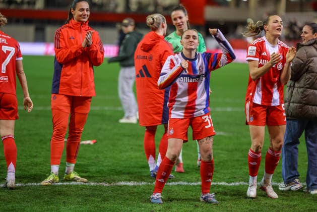 GER, München, FC Bayern München vs Vfl Wolfsburg, Google Pixel Frauen Bundesliga, Fussball, DFB, Spielzeit 2025 2026, FC Bayern Campus, 19. Spieltag im Bild: FC Bayern München Frauen gewinnt mit 4:1 nach Toren gegen den Vfl Wolfsburg und feiert den Sieg mit den Fans, Jubel, Freude und Emotionen, Georgia Stanway (Bayern München Frauen 31) DFB DFL REGULATIONS PROHIBIT ANY USE OF PHOTOGRAPHS AS IMAGE SEQUENCES AND OR QUASI-VIDEO, 22.02.2026 Copyright: HMBxMedia HendrikxHamelau
