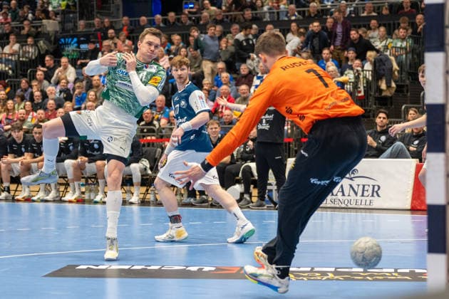 Lasse Bredekjaer Andersson (Fuechse Berlin, 11) trifft gegen Christopher Rudeck (Bergischer HC 06, 01). Bergischer HC 06 vs. Fuechse Berlin, Handball, DAIKIN Handballbundesliga, 22. Spieltag, Saison 2025 2026, 22.02.2026 Bergischer HC 06 vs. Fuechse Berlin, Handball, DAIKIN Handballbundesliga, 22. Spieltag, Saison 2025 2026, 22.02.2026 Duesseldorf Copyright: xEibner-Pressefoto ThomasxHaeslerx EP_THR