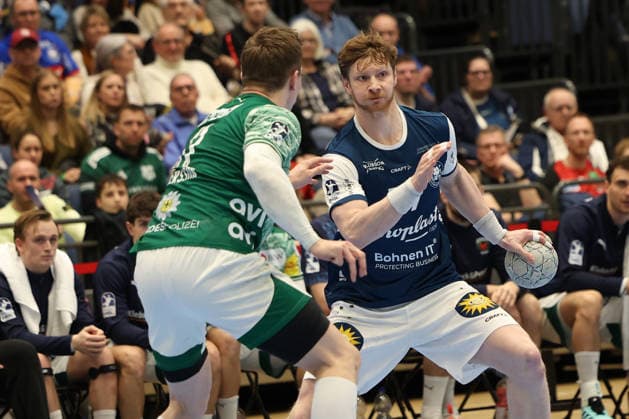 GER, 1.DAIKIN HBL, Bergischer HC vs. Fuechse Berlin 22.02.2026, Mitsubishi Electric HALLE, Duesseldorf, GER, 1.DAIKIN HBL, Bergischer HC vs. Fuechse Berlin , im Bild: Lasse Andersson (Fuechse Berlin 11), im Zweikampf gegen Johannes Wasielewski (BHC 77),
