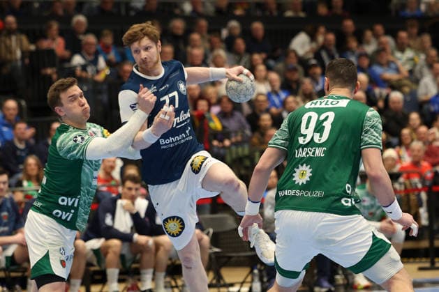 GER, 1.DAIKIN HBL, Bergischer HC vs. Fuechse Berlin 22.02.2026, Mitsubishi Electric HALLE, Duesseldorf, GER, 1.DAIKIN HBL, Bergischer HC vs. Fuechse Berlin , im Bild: Johannes Wasielewski (BHC 77), im Zweikampf gegen Lasse Andersson (Fuechse Berlin 11),