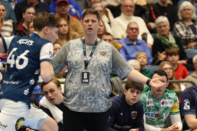 GER, 1.DAIKIN HBL, Bergischer HC vs. Fuechse Berlin 22.02.2026, Mitsubishi Electric HALLE, Duesseldorf, GER, 1.DAIKIN HBL, Bergischer HC vs. Fuechse Berlin , im Bild: Nicolej Krickau Trainer Headcoach (Fuechse Berlin), unzufrieden regt sich heftig auf, Gestik, Mimik, Emotionen, unzufrieden enttaeuscht niedergeschlagen,