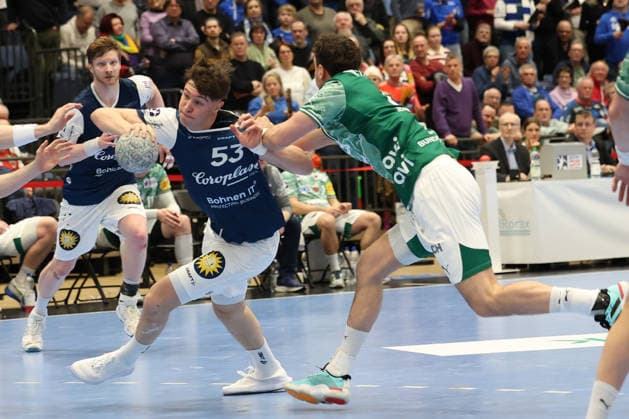 GER, 1.DAIKIN HBL, Bergischer HC vs. Fuechse Berlin 22.02.2026, Mitsubishi Electric HALLE, Duesseldorf, GER, 1.DAIKIN HBL, Bergischer HC vs. Fuechse Berlin , im Bild: Soeren Steinhaus (BHC 53), im Zweikampf gegen Lukas Herburger (Fuechse Berlin 29),