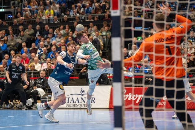 Zweikampf zwischen Johannes Wasielewski (Bergischer HC 06, 77) und Nils Lichtlein (Fuechse Berlin, 17). Bergischer HC 06 vs. Fuechse Berlin, Handball, DAIKIN Handballbundesliga, 22. Spieltag, Saison 2025 2026, 22.02.2026 Bergischer HC 06 vs. Fuechse Berlin, Handball, DAIKIN Handballbundesliga, 22. Spieltag, Saison 2025 2026, 22.02.2026 Duesseldorf Copyright: xEibner-Pressefoto ThomasxHaeslerx EP_THR