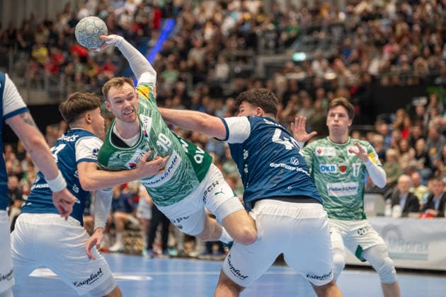 Mathias Gidsel (Fuechse Berlin, 19) liegt beim Wurf quer in der Luft. Bergischer HC 06 vs. Fuechse Berlin, Handball, DAIKIN Handballbundesliga, 22. Spieltag, Saison 2025 2026, 22.02.2026 Bergischer HC 06 vs. Fuechse Berlin, Handball, DAIKIN Handballbundesliga, 22. Spieltag, Saison 2025 2026, 22.02.2026 Duesseldorf Copyright: xEibner-Pressefoto ThomasxHaeslerx EP_THR
