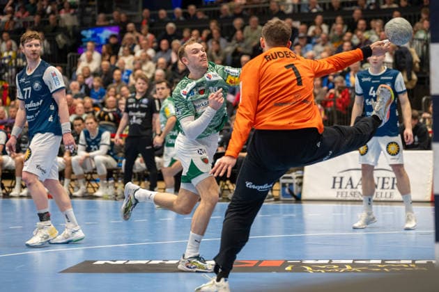 Mathias Gidsel (Fuechse Berlin, 19) trifft gegen Christopher Rudeck (Bergischer HC 06, 01). Bergischer HC 06 vs. Fuechse Berlin, Handball, DAIKIN Handballbundesliga, 22. Spieltag, Saison 2025 2026, 22.02.2026 Bergischer HC 06 vs. Fuechse Berlin, Handball, DAIKIN Handballbundesliga, 22. Spieltag, Saison 2025 2026, 22.02.2026 Duesseldorf Copyright: xEibner-Pressefoto ThomasxHaeslerx EP_THR