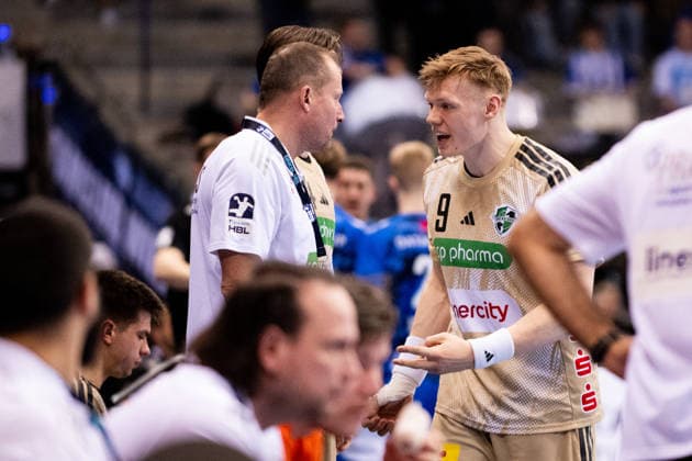 Vilhelm Poulsen, (TSV Hannover Burgdorf, 09) ist nicht einverstanden mit seinem Trainer Juan Carlos Pastor G?mez, (TSV Hannover Burgdorf, Trainer, Coach), TVB Stuttgart vs. TSV Hannover Burgdorf, DAIKIN Handballbundesliga, 22. Spieltag, Saison 2025 2026, 22.02.2026 Eibner-Pressefoto Andreas Ulmer TVB Stuttgart vs. TSV Hannover Burgdorf, DAIKIN Handballbundesliga, 22. Spieltag, Saison 2025 2026, 22.02.2026 Stuttgart Copyright: xEibner-Pressefoto AndreasxUlmerx EP_AUR