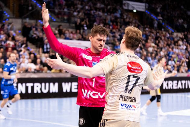 Mateusz Kornecki, (TVB Stuttgart, 01, Torwart) gegen -August Pedersen, (TSV Hannover Burgdorf, 17), TVB Stuttgart vs. TSV Hannover Burgdorf, DAIKIN Handballbundesliga, 22. Spieltag, Saison 2025 2026, 22.02.2026 Eibner-Pressefoto Andreas Ulmer TVB Stuttgart vs. TSV Hannover Burgdorf, DAIKIN Handballbundesliga, 22. Spieltag, Saison 2025 2026, 22.02.2026 Stuttgart Copyright: xEibner-Pressefoto AndreasxUlmerx EP_AUR