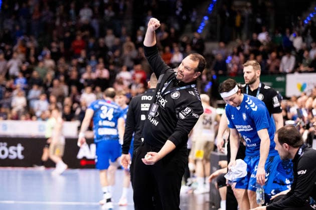 Misha Kaufmann, (TVB Stuttgart, Trainer Coach) applaudiert schon TVB Stuttgart vs. TSV Hannover Burgdorf, DAIKIN Handballbundesliga, 22. Spieltag, Saison 2025 2026, 22.02.2026 Eibner-Pressefoto Andreas Ulmer TVB Stuttgart vs. TSV Hannover Burgdorf, DAIKIN Handballbundesliga, 22. Spieltag, Saison 2025 2026, 22.02.2026 Stuttgart Copyright: xEibner-Pressefoto AndreasxUlmerx EP_AUR
