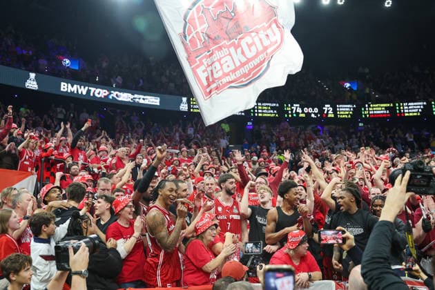 Die Spieler der Bamberg Baskets feiern den Pokalsieg mit ihren Fans im Fanblock, Emotionen, Freude, GER, BMA365 Bamberg Baskets vs. Alba Berlin, Basketball, BBL Pokal, BMW TOP FOUR, Finale, Saison 2025 2026, 22.02.2026, GER, BMA365 Bamberg Baskets vs. Alba Berlin, Basketball, BBL Pokal, BMW TOP FOUR, Finale, Saison 2025 2026, 22.02.2026 Muenchen Copyright: xEibner-Pressefoto JennixMaulx EP_JML