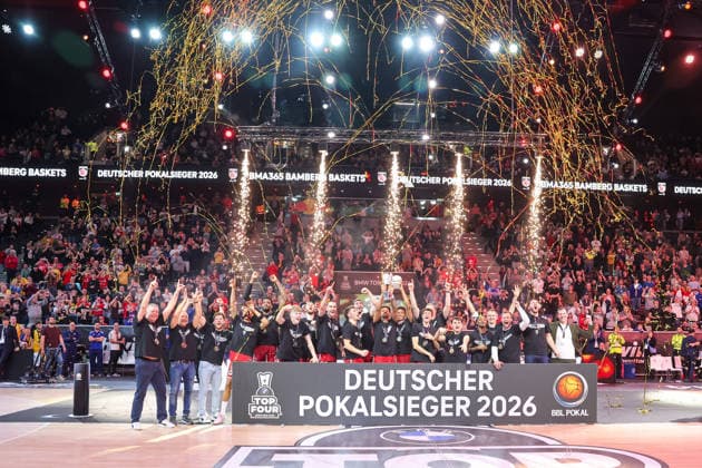 Die Spieler der Bamberg Baskets feiern den Pokalsieg, Emotionen, Freude, Sieger, GER, BMA365 Bamberg Baskets vs. Alba Berlin, Basketball, BBL Pokal, BMW TOP FOUR, Finale, Saison 2025 2026, 22.02.2026, GER, BMA365 Bamberg Baskets vs. Alba Berlin, Basketball, BBL Pokal, BMW TOP FOUR, Finale, Saison 2025 2026, 22.02.2026 Muenchen Copyright: xEibner-Pressefoto JennixMaulx EP_JML