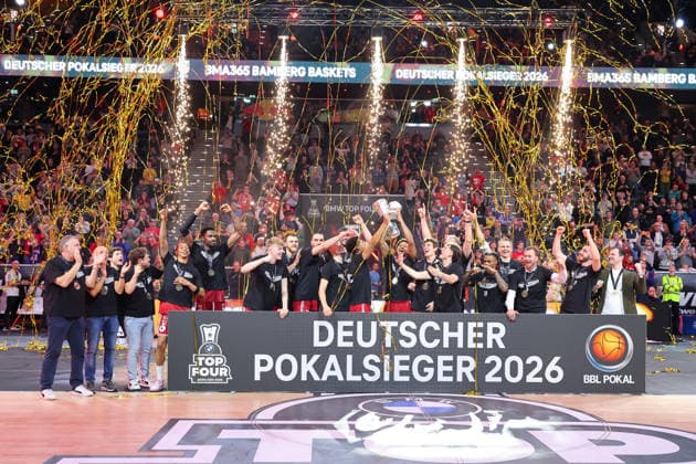 Die Spieler der Bamberg Baskets feiern den Pokalsieg, Emotionen, Freude, Sieger, GER, BMA365 Bamberg Baskets vs. Alba Berlin, Basketball, BBL Pokal, BMW TOP FOUR, Finale, Saison 2025 2026, 22.02.2026, GER, BMA365 Bamberg Baskets vs. Alba Berlin, Basketball, BBL Pokal, BMW TOP FOUR, Finale, Saison 2025 2026, 22.02.2026 Muenchen Copyright: xEibner-Pressefoto JennixMaulx EP_JML