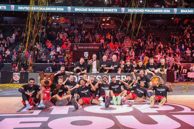 Die Spieler der Bamberg Baskets feiern den Pokalsieg, Emotionen, Freude, Sieger, GER, BMA365 Bamberg Baskets vs. Alba Berlin, Basketball, BBL Pokal, BMW TOP FOUR, Finale, Saison 2025 2026, 22.02.2026, GER, BMA365 Bamberg Baskets vs. Alba Berlin, Basketball, BBL Pokal, BMW TOP FOUR, Finale, Saison 2025 2026, 22.02.2026 Muenchen Copyright: xEibner-Pressefoto JennixMaulx EP_JML