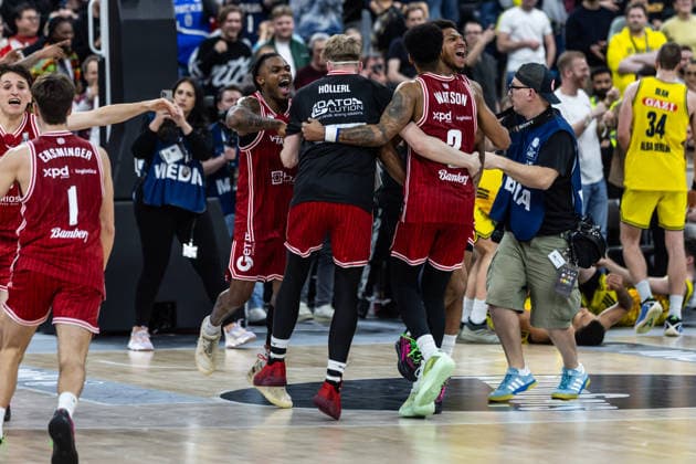 GER, BMW Top Four, Basketball BBL Pokal, Finale, BMA365 Bamberg Baskets - ALBA Berlin. 22.02.2026, SAP Garden, München, GER, BMW Top Four, Basketball BBL Pokal, Finale, BMA365 Bamberg Baskets - ALBA Berlin. Das Team von BMA365 Bamberg Baskets freut sich über den Pokalsieg Foto Alexander Trienitz München SAP Garden Bayern Deutschland
