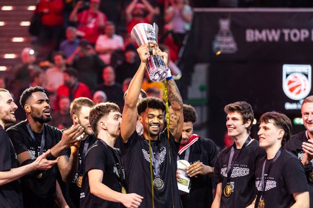 GER, BMW Top Four, Basketball BBL Pokal, Finale, BMA365 Bamberg Baskets - ALBA Berlin. 22.02.2026, SAP Garden, München, GER, BMW Top Four, Basketball BBL Pokal, Finale, BMA365 Bamberg Baskets - ALBA Berlin. Ibi Watson (BMA365 Bamberg Baskets, 2) und das Team mit dem BBL-Pokal Foto Alexander Trienitz München SAP Garden Bayern Deutschland
