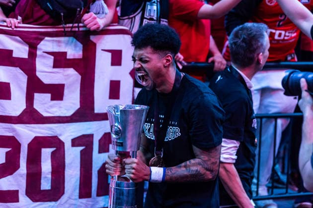 GER, BMW Top Four, Basketball BBL Pokal, Finale, BMA365 Bamberg Baskets - ALBA Berlin. 22.02.2026, SAP Garden, München, GER, BMW Top Four, Basketball BBL Pokal, Finale, BMA365 Bamberg Baskets - ALBA Berlin. Ibi Watson (BMA365 Bamberg Baskets, 2) mit dem BBL-Pokal Foto Alexander Trienitz München SAP Garden Bayern Deutschland