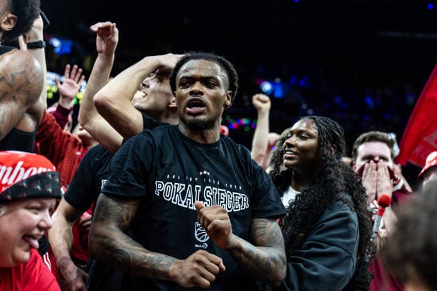 GER, BMW Top Four, Basketball BBL Pokal, Finale, BMA365 Bamberg Baskets - ALBA Berlin. 22.02.2026, SAP Garden, München, GER, BMW Top Four, Basketball BBL Pokal, Finale, BMA365 Bamberg Baskets - ALBA Berlin. Cobe Williams (BMA365 Bamberg Baskets, 24) feiert mit den Fans Foto Alexander Trienitz München SAP Garden Bayern Deutschland