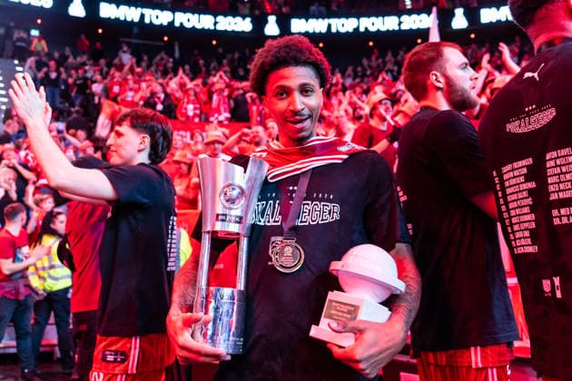 GER, BMW Top Four, Basketball BBL Pokal, Finale, BMA365 Bamberg Baskets - ALBA Berlin. 22.02.2026, SAP Garden, München, GER, BMW Top Four, Basketball BBL Pokal, Finale, BMA365 Bamberg Baskets - ALBA Berlin. Demarcus Demonia (BMA365 Bamberg Baskets, 8) mit dem BBL-Pokal Foto Alexander Trienitz München SAP Garden Bayern Deutschland