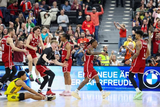 Die Spielder der Bamberg Baskets bejubeln den Pokalsieg nach dem Schlusspfiff, GER, BMA365 Bamberg Baskets vs. Alba Berlin, Basketball, BBL Pokal, BMW TOP FOUR, Finale, Saison 2025 2026, 22.02.2026, GER, BMA365 Bamberg Baskets vs. Alba Berlin, Basketball, BBL Pokal, BMW TOP FOUR, Finale, Saison 2025 2026, 22.02.2026 Muenchen Copyright: xEibner-Pressefoto JennixMaulx EP_JML