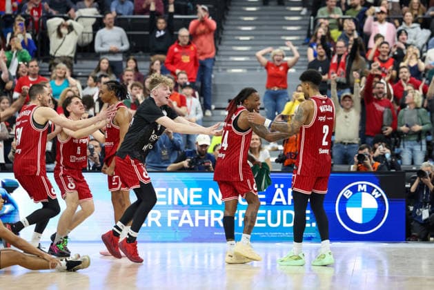 Die Spielder der Bamberg Baskets bejubeln den Pokalsieg nach dem Schlusspfiff, GER, BMA365 Bamberg Baskets vs. Alba Berlin, Basketball, BBL Pokal, BMW TOP FOUR, Finale, Saison 2025 2026, 22.02.2026, GER, BMA365 Bamberg Baskets vs. Alba Berlin, Basketball, BBL Pokal, BMW TOP FOUR, Finale, Saison 2025 2026, 22.02.2026 Muenchen Copyright: xEibner-Pressefoto JennixMaulx EP_JML