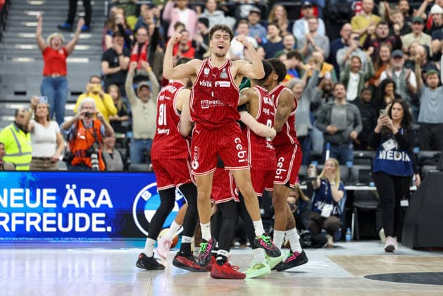 Die Spielder der Bamberg Baskets bejubeln den Pokalsieg nach dem Schlusspfiff, Emotionen, Freunde, Zachary Ensminger (BMA365 Bamberg Baskets, 01), GER, BMA365 Bamberg Baskets vs. Alba Berlin, Basketball, BBL Pokal, BMW TOP FOUR, Finale, Saison 2025 2026, 22.02.2026, GER, BMA365 Bamberg Baskets vs. Alba Berlin, Basketball, BBL Pokal, BMW TOP FOUR, Finale, Saison 2025 2026, 22.02.2026 Muenchen Copyright: xEibner-Pressefoto JennixMaulx EP_JML
