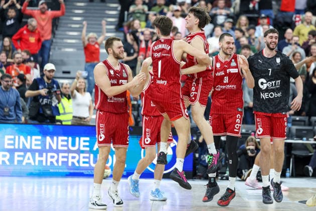 Die Spielder der Bamberg Baskets bejubeln den Pokalsieg nach dem Schlusspfiff, Emotionen, Freunde, GER, BMA365 Bamberg Baskets vs. Alba Berlin, Basketball, BBL Pokal, BMW TOP FOUR, Finale, Saison 2025 2026, 22.02.2026, GER, BMA365 Bamberg Baskets vs. Alba Berlin, Basketball, BBL Pokal, BMW TOP FOUR, Finale, Saison 2025 2026, 22.02.2026 Muenchen Copyright: xEibner-Pressefoto JennixMaulx EP_JML