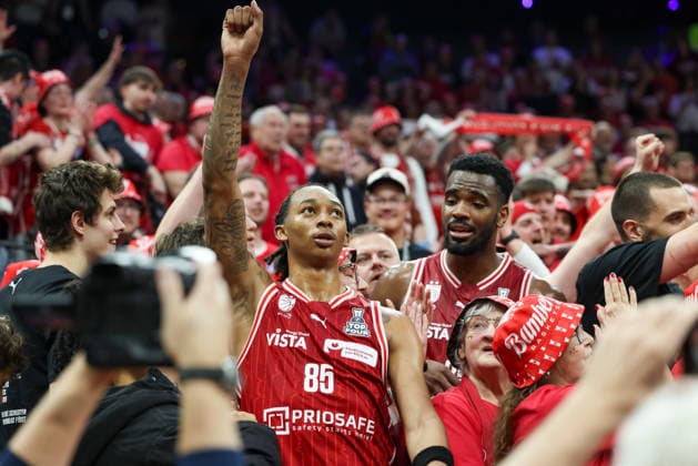 Die Spielder der Bamberg Baskets bejubeln den Pokalsieg im Fanblock, Emotionen, Freunde, Austin Crowley (BMA365 Bamberg Baskets, 85), GER, BMA365 Bamberg Baskets vs. Alba Berlin, Basketball, BBL Pokal, BMW TOP FOUR, Finale, Saison 2025 2026, 22.02.2026, GER, BMA365 Bamberg Baskets vs. Alba Berlin, Basketball, BBL Pokal, BMW TOP FOUR, Finale, Saison 2025 2026, 22.02.2026 Muenchen Copyright: xEibner-Pressefoto JennixMaulx EP_JML