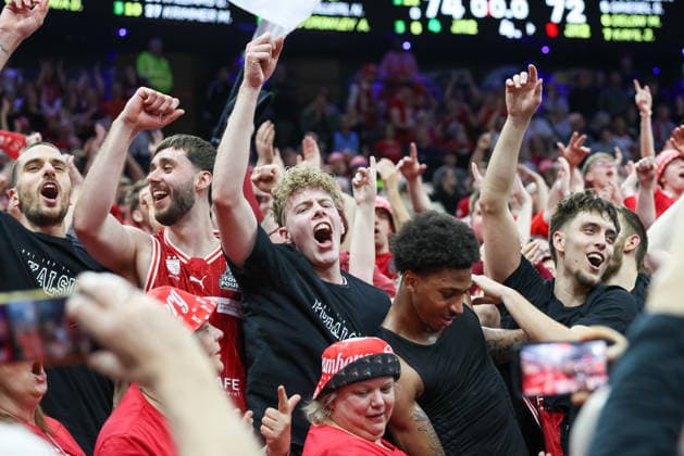 Die Spielder der Bamberg Baskets bejubeln den Pokalsieg im Fanblock, Emotionen, Freunde, GER, BMA365 Bamberg Baskets vs. Alba Berlin, Basketball, BBL Pokal, BMW TOP FOUR, Finale, Saison 2025 2026, 22.02.2026, GER, BMA365 Bamberg Baskets vs. Alba Berlin, Basketball, BBL Pokal, BMW TOP FOUR, Finale, Saison 2025 2026, 22.02.2026 Muenchen Copyright: xEibner-Pressefoto JennixMaulx EP_JML