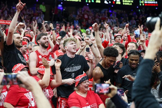 Die Spielder der Bamberg Baskets bejubeln den Pokalsieg im Fanblock, Emotionen, Freunde, GER, BMA365 Bamberg Baskets vs. Alba Berlin, Basketball, BBL Pokal, BMW TOP FOUR, Finale, Saison 2025 2026, 22.02.2026, GER, BMA365 Bamberg Baskets vs. Alba Berlin, Basketball, BBL Pokal, BMW TOP FOUR, Finale, Saison 2025 2026, 22.02.2026 Muenchen Copyright: xEibner-Pressefoto JennixMaulx EP_JML