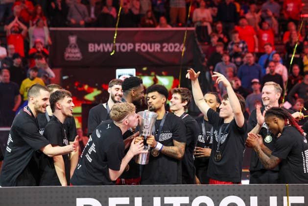 Das Team der Bamberg Baskets feiert den Pokalweg, Jubel, Emotionen, GER, BMA365 Bamberg Baskets vs. Alba Berlin, Basketball, BBL Pokal, BMW TOP FOUR, Finale, Saison 2025 2026, 22.02.2026, GER, BMA365 Bamberg Baskets vs. Alba Berlin, Basketball, BBL Pokal, BMW TOP FOUR, Finale, Saison 2025 2026, 22.02.2026 Muenchen Copyright: xEibner-Pressefoto JennixMaulx EP_JML