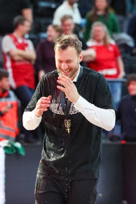 Anton Gavel (BMA365 Bamberg Baskets, Cheftrainer) nach einer Wasserdusche, Jubel, Freude, Emotionen, GER, BMA365 Bamberg Baskets vs. Alba Berlin, Basketball, BBL Pokal, BMW TOP FOUR, Finale, Saison 2025 2026, 22.02.2026, GER, BMA365 Bamberg Baskets vs. Alba Berlin, Basketball, BBL Pokal, BMW TOP FOUR, Finale, Saison 2025 2026, 22.02.2026 Muenchen Copyright: xEibner-Pressefoto JennixMaulx EP_JML